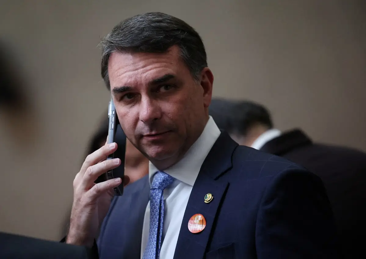 Flávio Bolsonaro propõe pagamento por hora contra escala 6×1 Flávio Bolsonaro propõe pagamento por hora contra escala 6×1