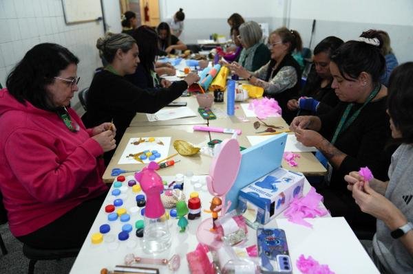 Mulheres com fibromialgia participam de vivência arteterapêutica em Guarulhos