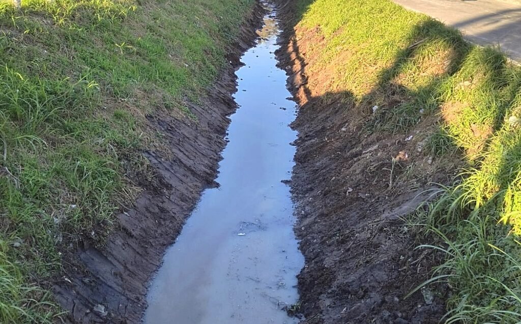 Prefeitura finaliza desassoreamento em trecho do córrego Água Chata, no Pimentas Prefeitura finaliza desassoreamento em trecho do córrego Água Chata, no Pimentas